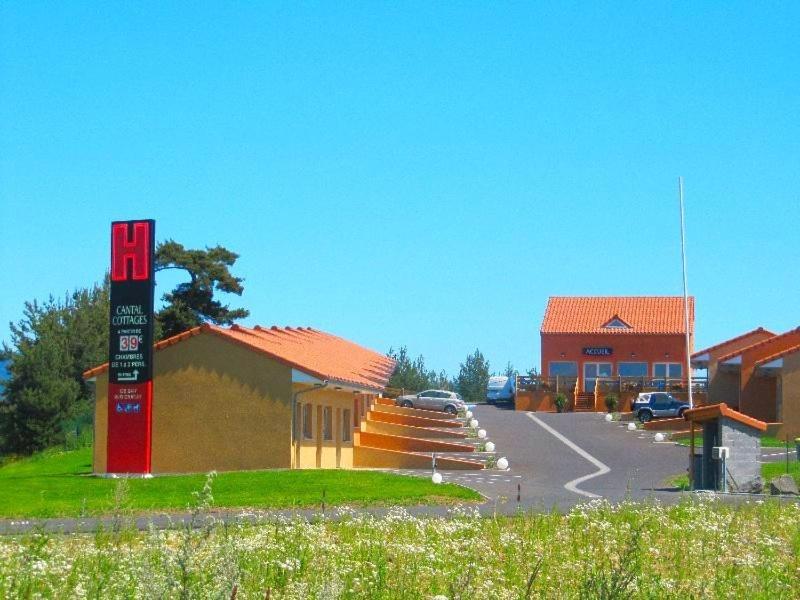 Hotel Cantal Cottages Saint-Georges  Bagian luar foto
