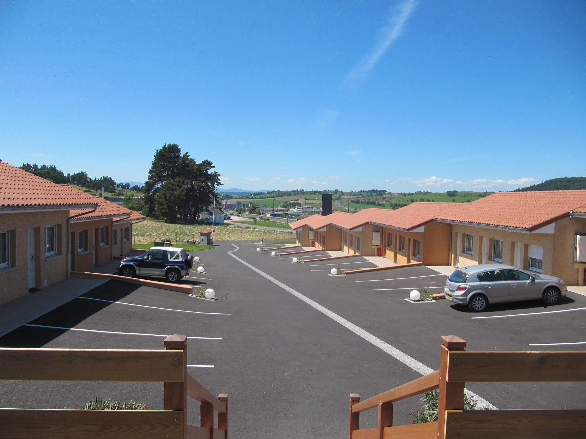 Hotel Cantal Cottages Saint-Georges  Bagian luar foto